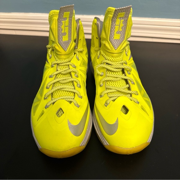 Nike Neon Yellow Sneakers with Orange Detail - Picture 3 of 8